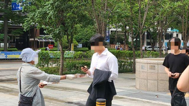 살인적 폭염보다 무서운 생활고…뙤약볕 아래 전단지 돌리는 노인들