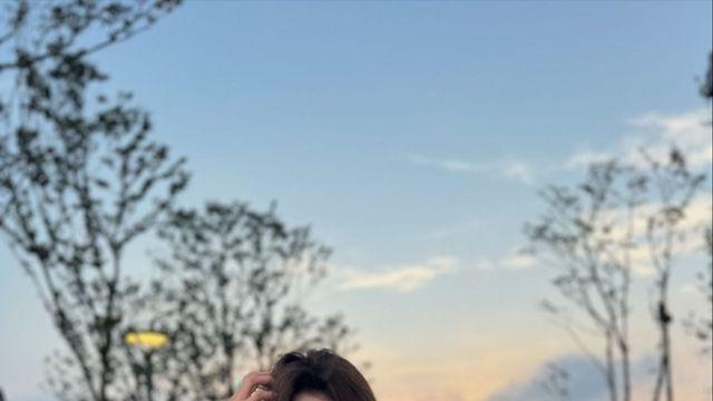 채정안, 여름 패션에 활기를 더한 핫핑크 백