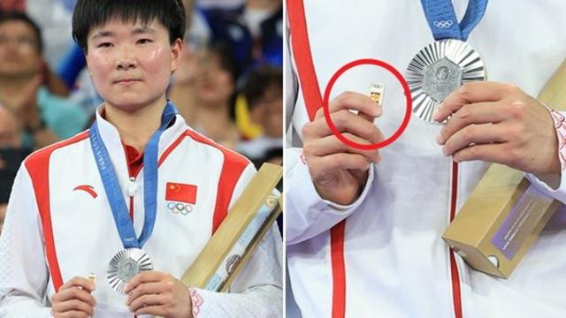 안세영에 패배한 중국 선수가 시상대에서 메달과 함께 들어 올린 '이것'... 감동 자아냈다
