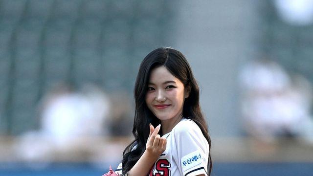 윤하정 ‘하트 시구’