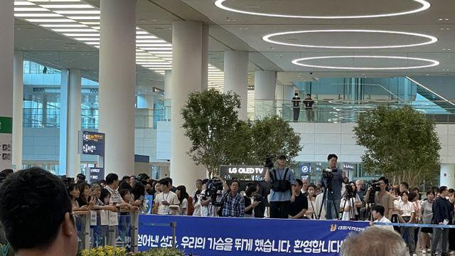 배드민턴 ‘금·은’ 따고도 ‘후다닥’.. 현수막도 없었다[파리올림픽]