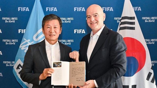 대표팀은 못 갔는데…정몽규 회장 파리 갔다, FIFA 회장 만나 자서전 선물