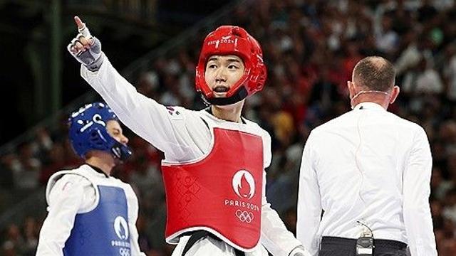 [1보] 태권도 박태준, 세계 1위 젠두비 꺾고 결승행…은메달 확보