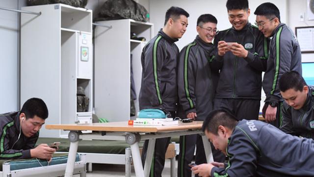 병사 휴대전화 정책 일부 보완…훈련병에 주말·공휴일 1시간 사용 허용