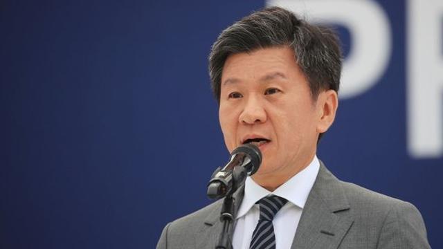 정몽규 축구협회회장, 파리에서 FIFA 회장 만나 선물로 '자서전' 줬다
