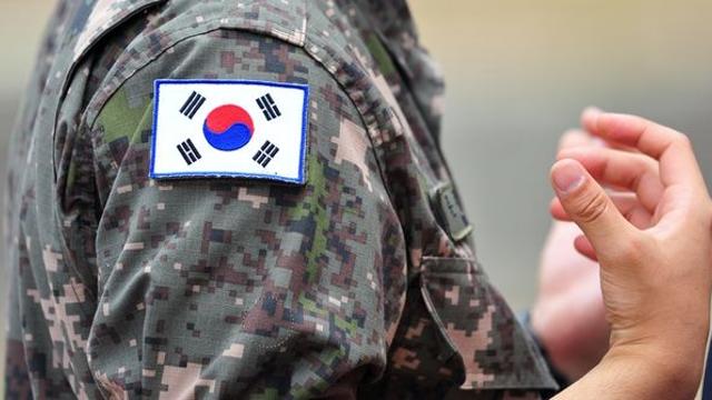 내년 병장 월급 200만원으로 인상 논란... 아예 군의 근간을 심하게 흔들고 있다 (+이유)