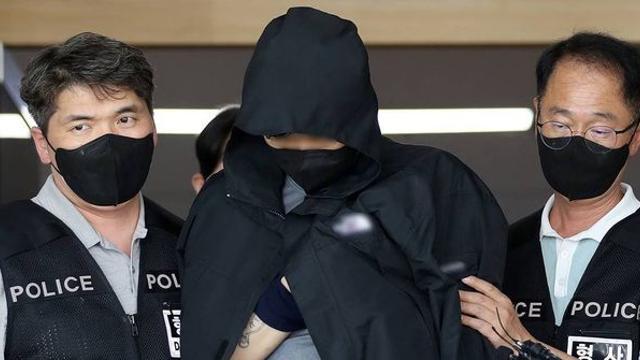 “어머니 때렸단 말에...” 아버지 살해한 20대, 모습 드러냈다 (사진)