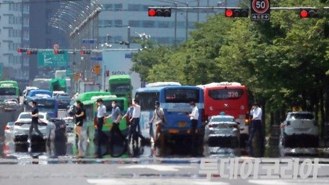 [오늘의 날씨] ‘입추’에도 폭염·열대야 지속···전국 곳곳 ‘소나기’