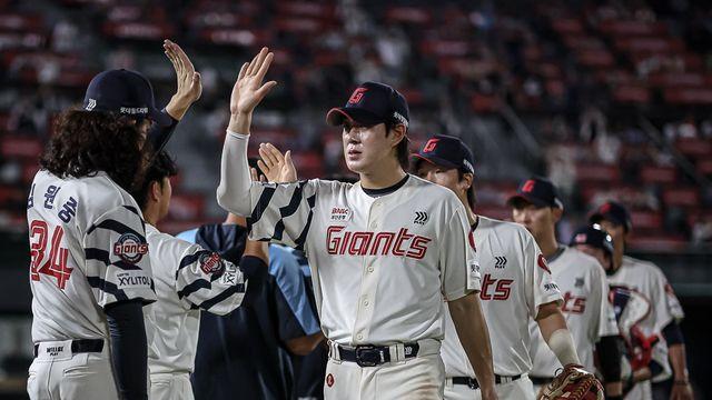 소나기도 무더위도 롯데를 막을 수 없다…'8월 무패' 8치올 시동 걸렸다 [사직 현장]