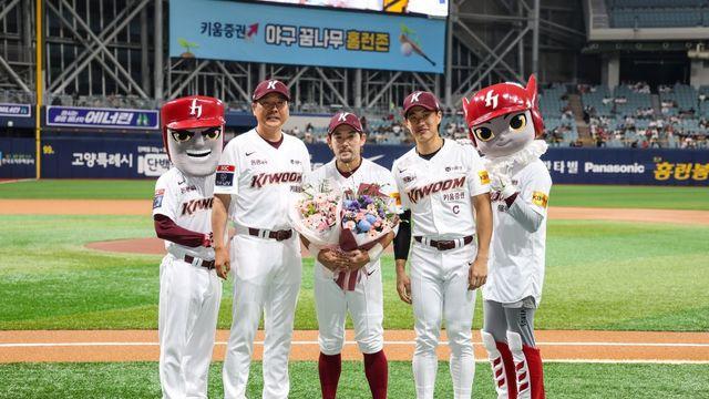 “감회 새롭다” 키움, 이용규 2000경기 출장 기념 시상식 진행