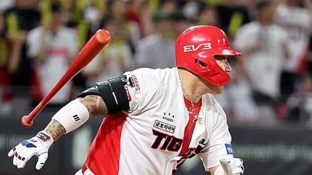 KIA 대형 악재…최형우, 내복사근 부상 진단