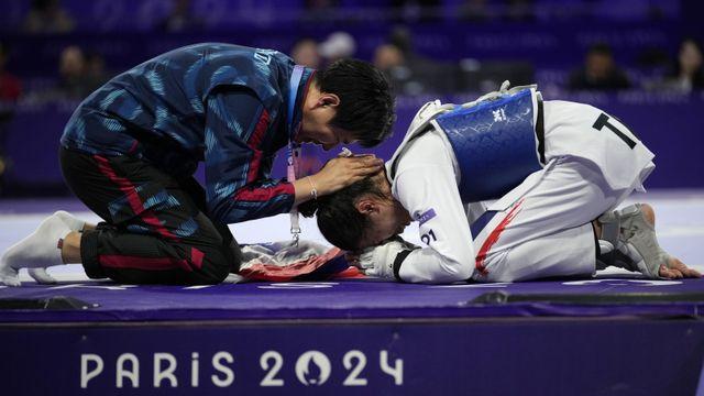 태국 사상 최초 올림픽 2연패...은사 '타이거 최'에게 달려간 태권도 영웅 [2024 파리]