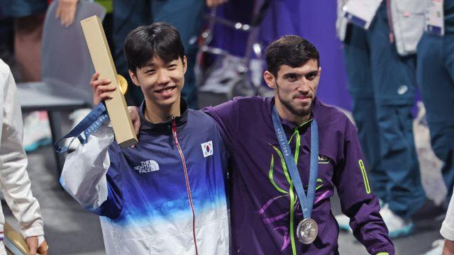 태권도 金 박태준, 부상 마고메도프 부축해 시상대로…“비매너요?”[파리올림픽]