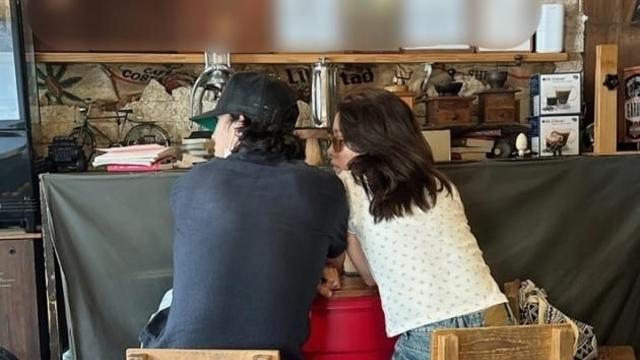 한지민, 10살 연하 최정훈과 열애...스킨십 데이트 목격담 화제