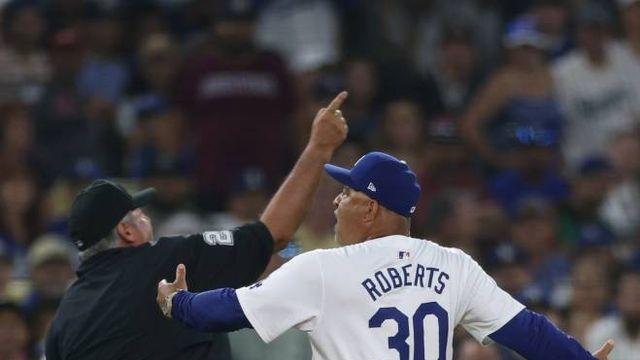 '승리 확률 56.7→46.5%→8.5%' 혼돈의 6회, 시즌 첫 퇴장 로버츠 감독 