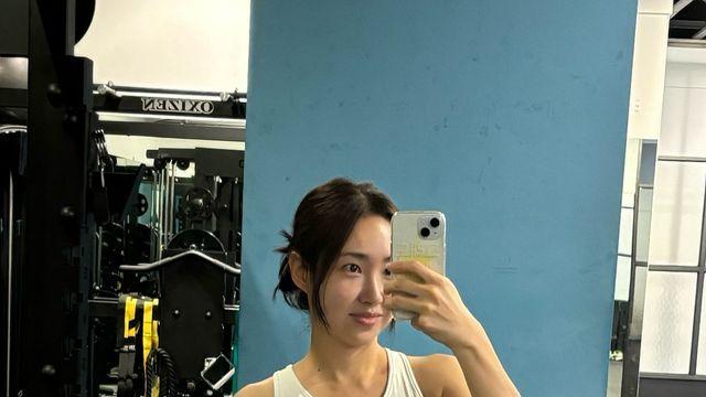 두 아이 엄마의 믿기지 않는 레깅스룩...최희의 헬스장 셀카