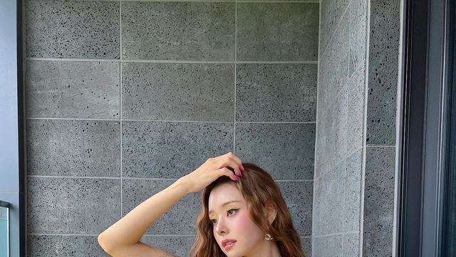 송지아, 옐로우 밀착 원피스로 뽐낸 관능미… 신비로운 매력 발산