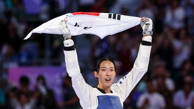 김지원, 세계랭킹 1위와 2위 제물로 올림픽 챔피언 등극...女 57kg급 금메달 수확 [파리 현장]