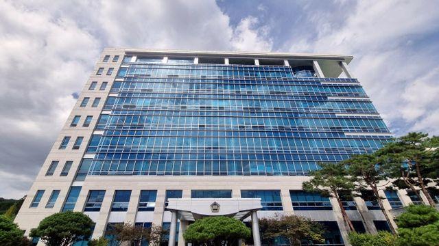 ‘왜 째려봐’ 직장 동료에 낫 휘둘러 다치게 한 50대 징역 1년