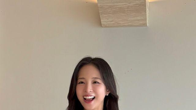 모에카, 블랙 원피스로 완성한 시크한 매력... 러블리한 헤어스타일로 시선 집중