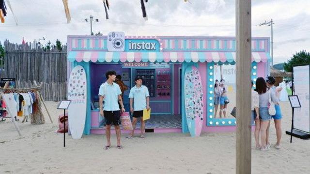 AI시대에 아날로그 떠오르는 이유...인스탁스, 양양 서피비치서 MZ세대 '정조준'