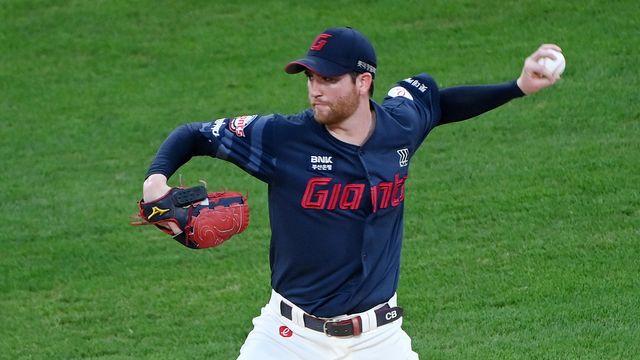 '7이닝 무실점' 반즈라 쓰고 'QS'라 읽는다…롯데, KT 2-0 꺾고 4연승 저지 [수원:스코어]