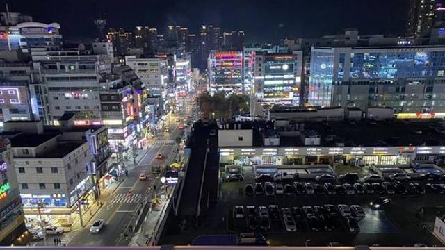 실제 상황...창원 유흥가서 검찰 수배자, 흉기 들고 애인과 도주