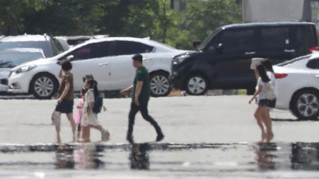 [내일 날씨] 최고 35도 안팎 무더위 지속… 일부 지역에 소나기 내려