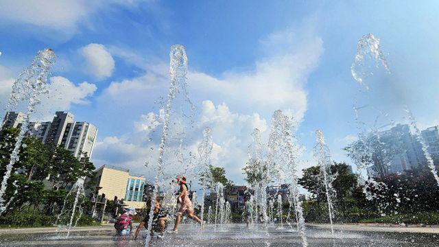 [오늘날씨] 낮 최고 35도 '무더위'…곳곳 소나기