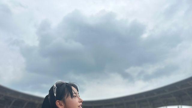 육상계 카리나 김민지, 네온 그린 쇼츠로 완벽 비율 뽐내며 시선 강탈
