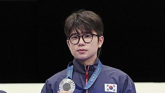 [올림픽] '한국 첫 메달' 사격 박하준, 프로야구 kt 홈구장서 시구