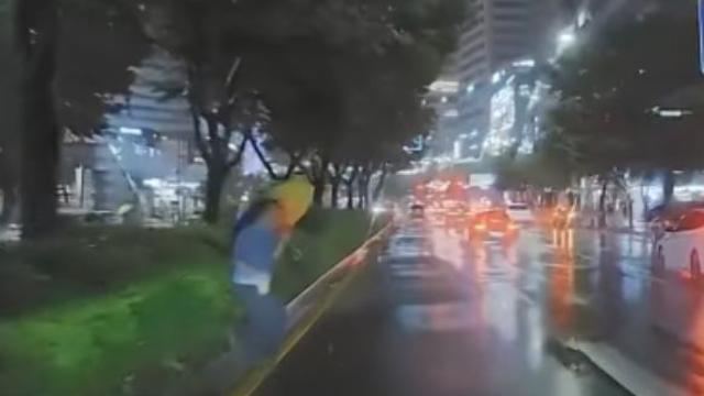 밤길 8차선에서 '무단횡단'…운전자 