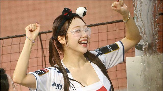 시그니처 지원 '야구장을 더 핫하게 만든 워터밤 여신'