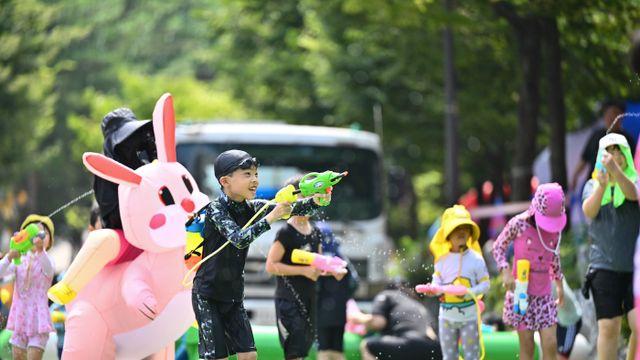 [포토] 더위 날리는 물총놀이