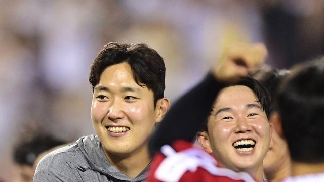 승리 기쁨 나누는 손주영-유영찬