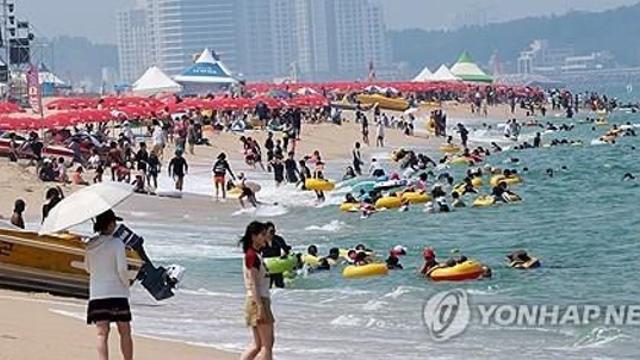 '폭염 기승' 강원 동해안 해수욕장에 피서객 23만여명 몰려
