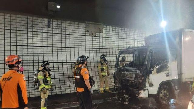 부산 황령터널 달리던 트럭서 갑자기 불…인명 피해는 없어