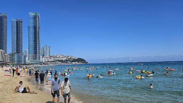 [내일 날씨] 월요일 최고 35도 무더위 계속...중부·제주 소나기