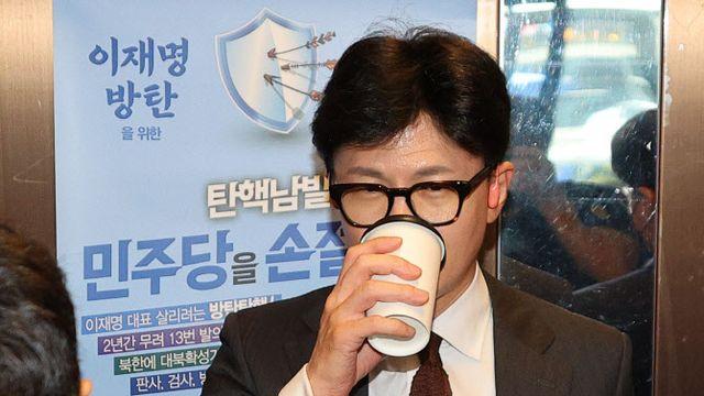 자신에게 유리한 '김경수 복권' 반대한 韓…왜?