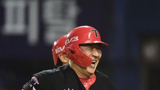 [고척 리포트] ‘뛰진 못하지만…’ 선수단과 함께하고픈 최형우의 원정동행, 이게 ‘팀 퍼스트’