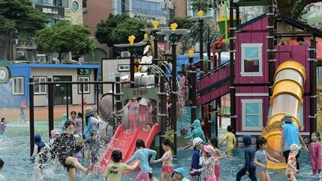 여수 도심 물놀이 시설 인기…하루 평균 500명 이용