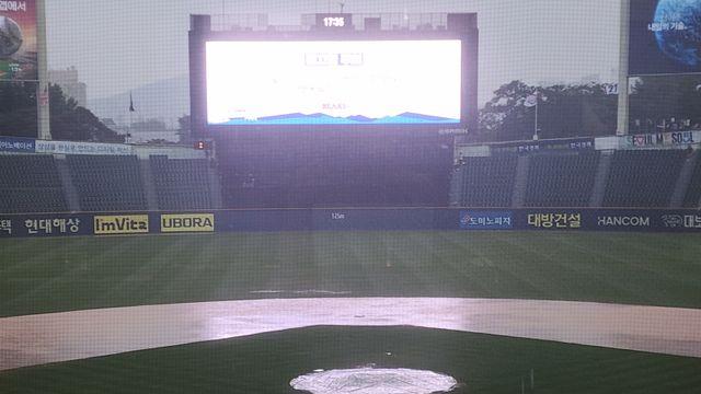 잠실 폭우→10분 만에 물바다...두산-롯데 시즌 12차전 순연 결정 [IS 잠실]