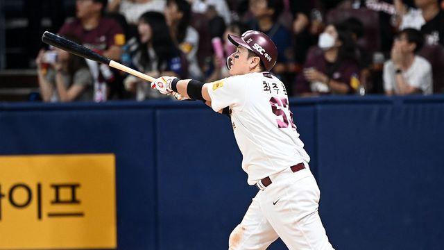 10위가 1위 발목 잡았다, 최주환 극적 끝내기 홈런 '쾅'…키움, KIA 잡고 수요일 5연패 탈출 [고척:스코어]