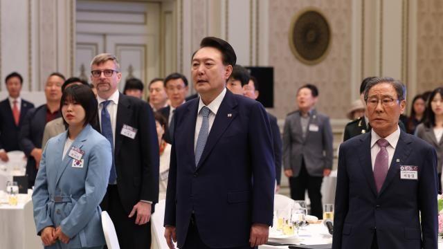 尹, 독립유공자 후손과 오찬 