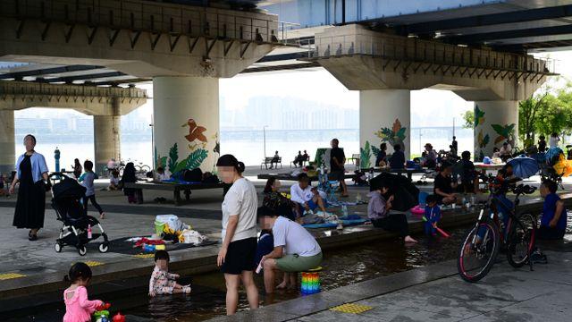 [내일날씨] 광복절도 무더위 계속…낮 최고 35도