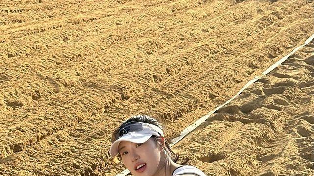 신지은, 비치발리볼 경기장에서 빛나는 스포티 룩…자연미와 건강미의 조화