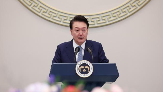 尹, 광복절 경축식 전 육영수 여사 묘역 참배