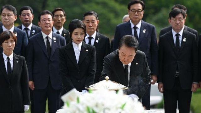 尹 대통령, 육영수 여사 서거 50주기 국립서울현충원 참배