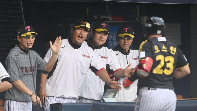 '17안타 17득점' 염경엽 감독 함박웃음…