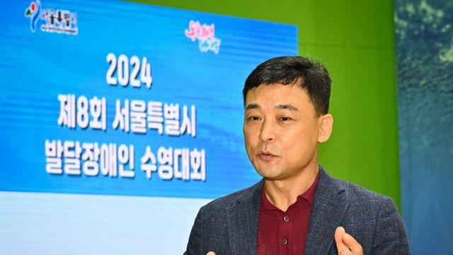 [포토] 서울시 발달장애인 수영대회 선수들 격려하는 정상훈 서울시 복지실장